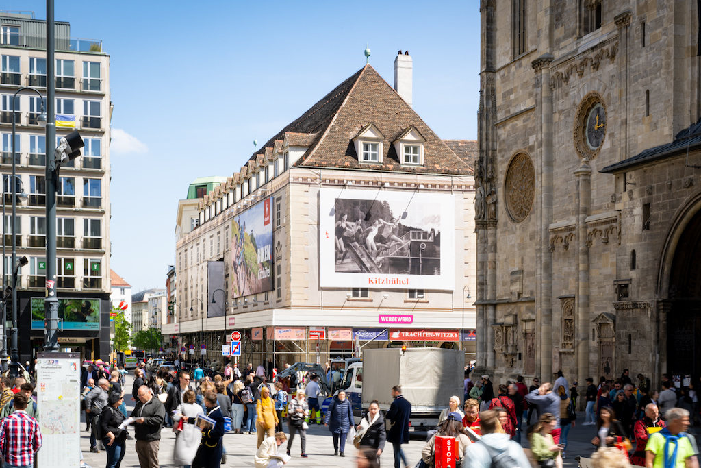 Werbewand Stephansplatz Kitzbühel Tourismus - Foto (c) Wirlphoto