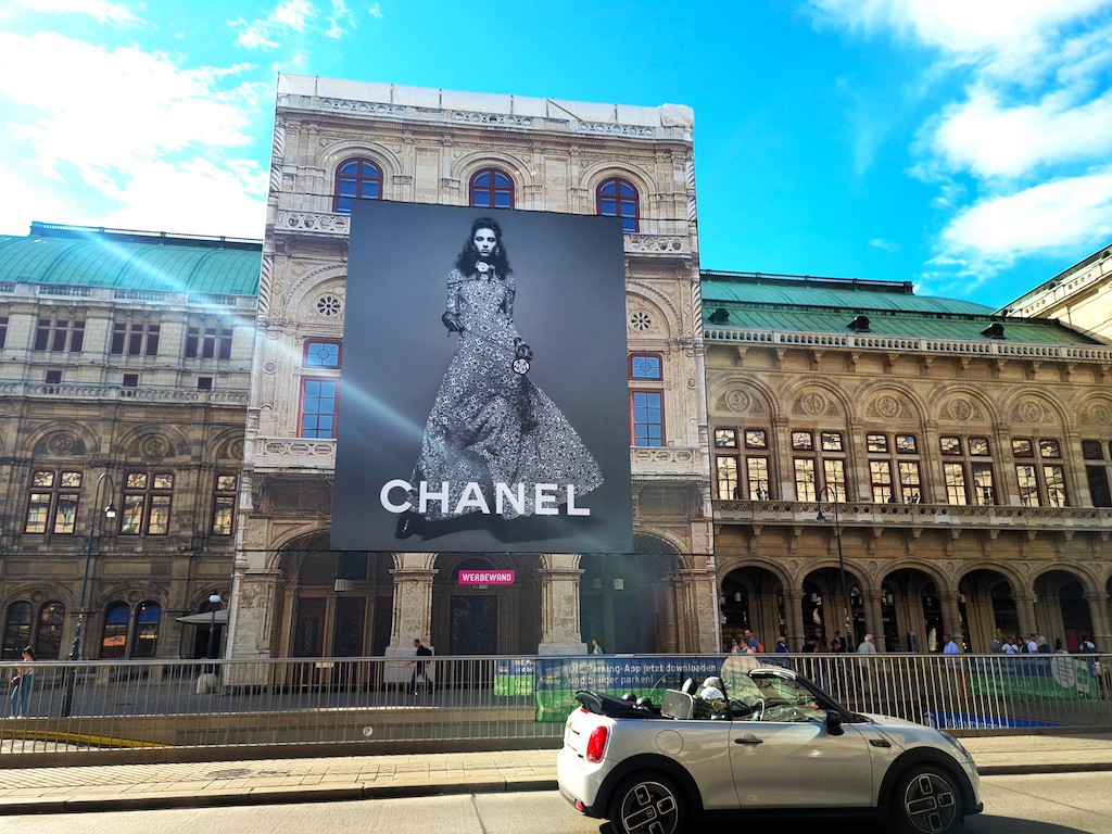 Werbewand Staatsoper - CHANEL - Foto (c) Werbewand 1