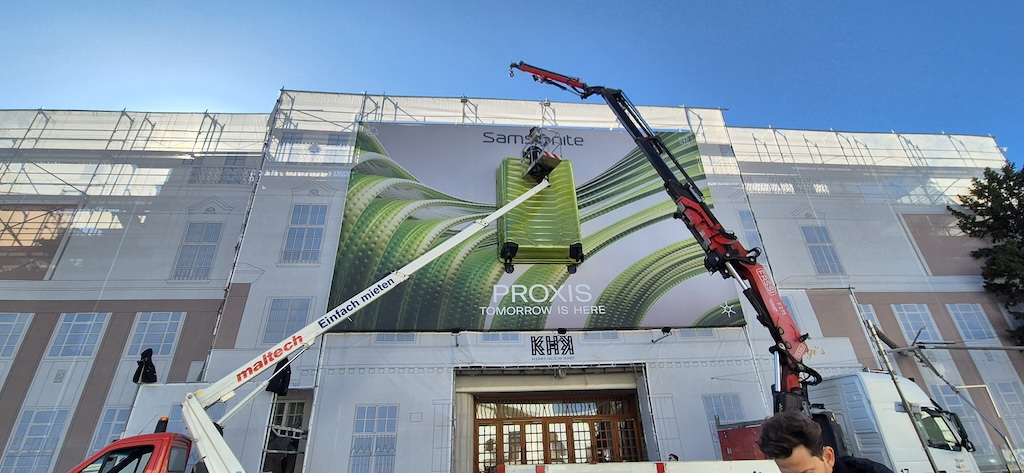 werbewand Kleines Haus der Kunst mit Werbung von Samsonite