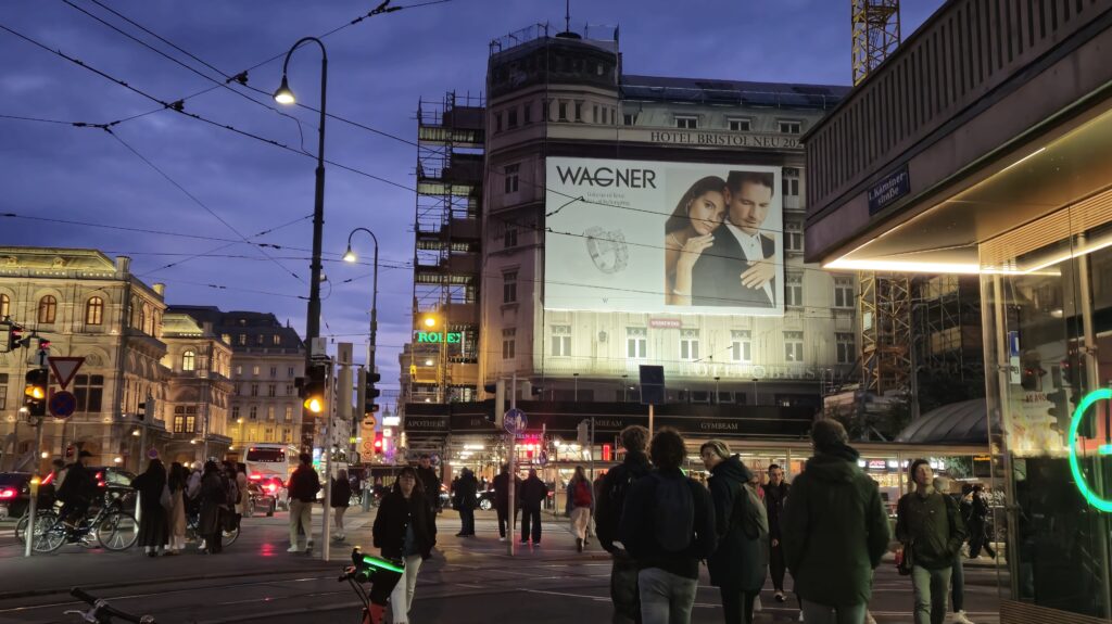 Werbewand Hotel Bristol Juwelier Wagner Gerüstwerbung Wien nachts